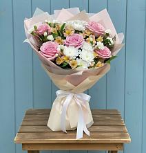 Букет цветов из:  Гвоздики, Орхидеи и Розы в Ивантеевке