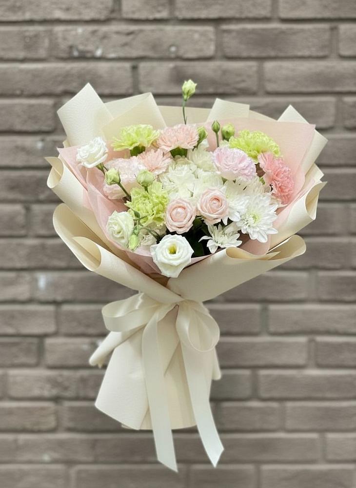 Букет цветов из: Гвоздики, Розы, Лизиантусы и Хризантемы в Ивантеевке