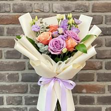 Букет цветов из:  Лизиантусы и Розы в Ивантеевке