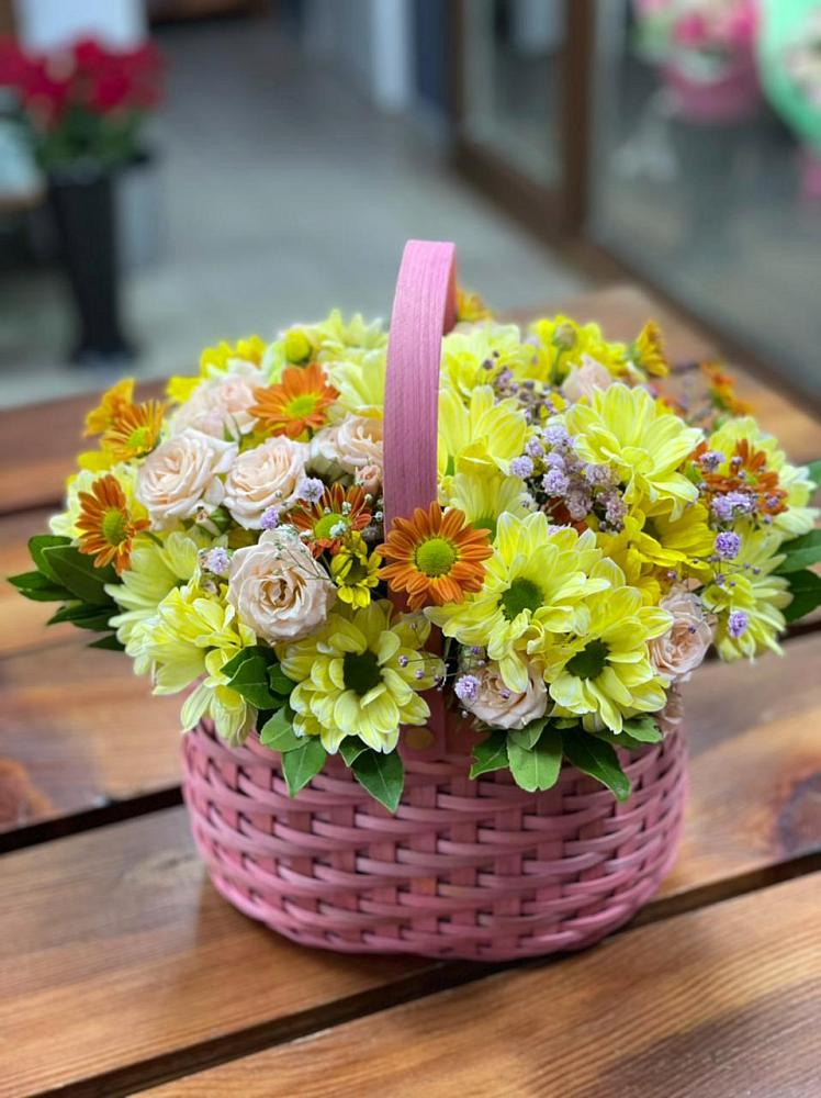 Цветочная композиция из Хризантемы и Розы в корзине в Ивантеевке