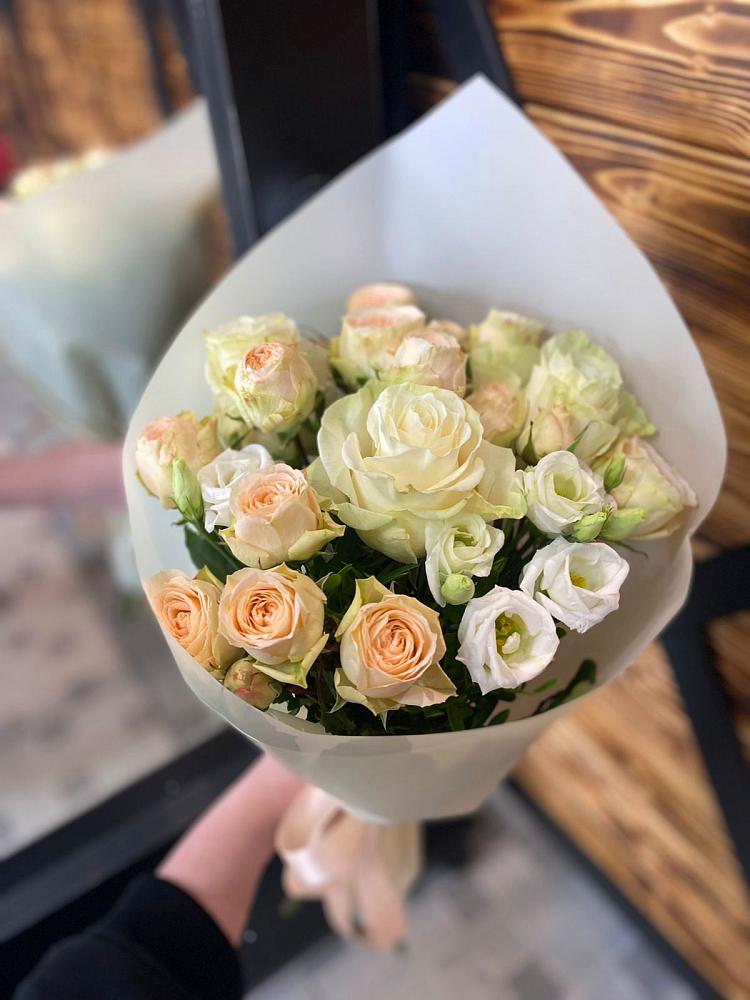 Букет цветов из: Розы и Лизиантусы в Ивантеевке