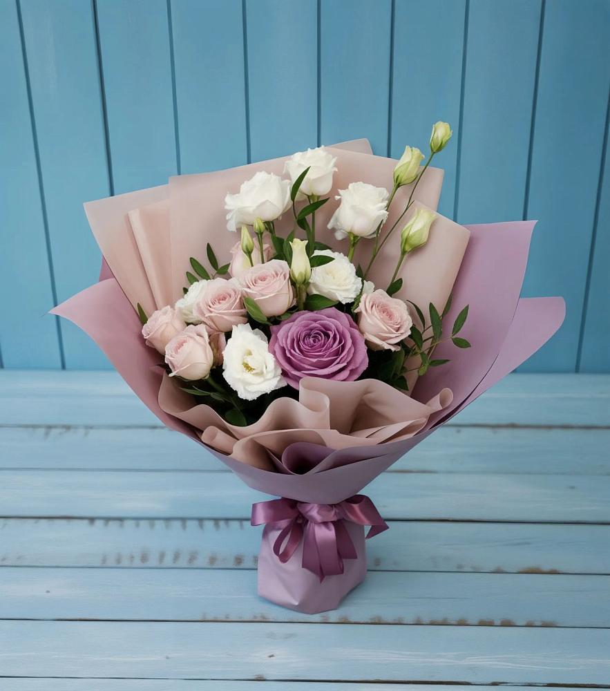 Букет цветов из: Розы и Лизиантусы в Ивантеевке